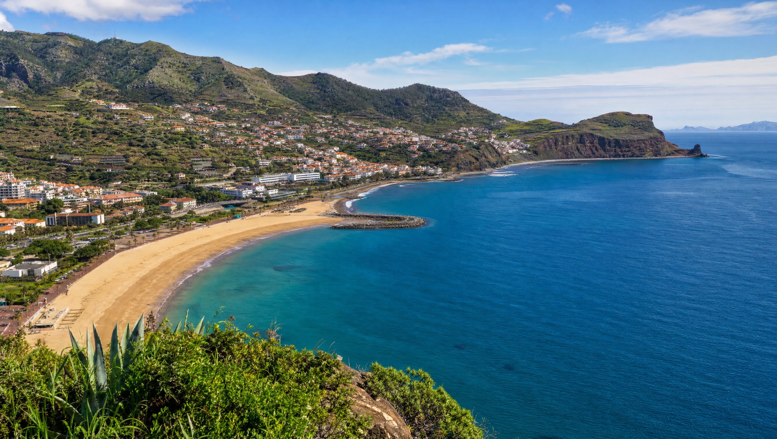 Baie de Machico et sa plage de sable clair, côte est de l'île de Madère, Portugal, vue depuis les hauteurs