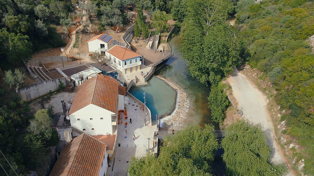 Praia Fluvial do Agroal (Nascente do Agroal), source aux eaux turquoise émergeant de la roche calcaire au bord du rio Nabão, Formigais, Ourém, Portugal