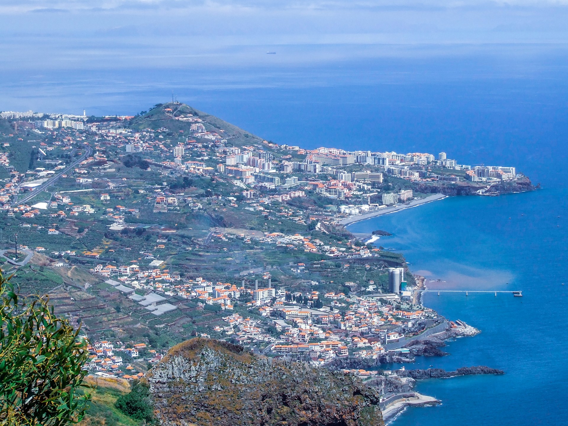 Câmara de Lobos (Madère, Portugal), la baie et les barques de pêche colorées vues depuis le belvédère Winston Churchill