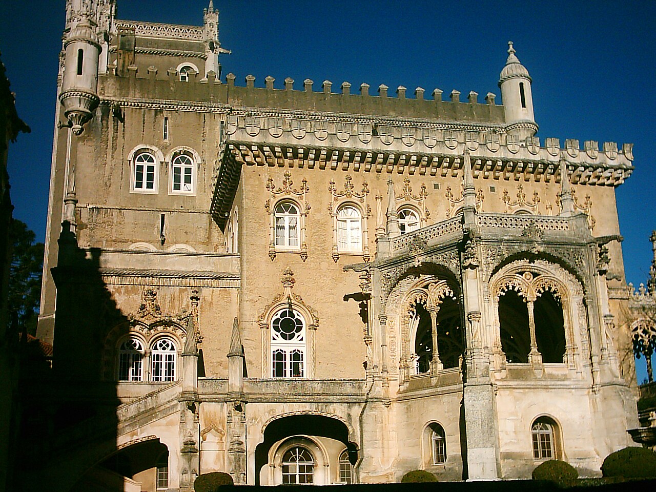 Palace Hotel do Buçaco (Palácio do Buçaco), façade néo-manuéline en pierre ouvragée au milieu de la forêt du Buçaco, Luso, Mealhada, Portugal