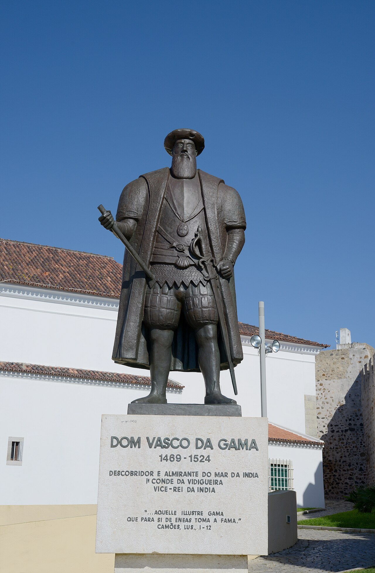 Castelo de Sines (château de Sines) et statue de Vasco da Gama sur le front de mer, Sines, Alentejo, Portugal