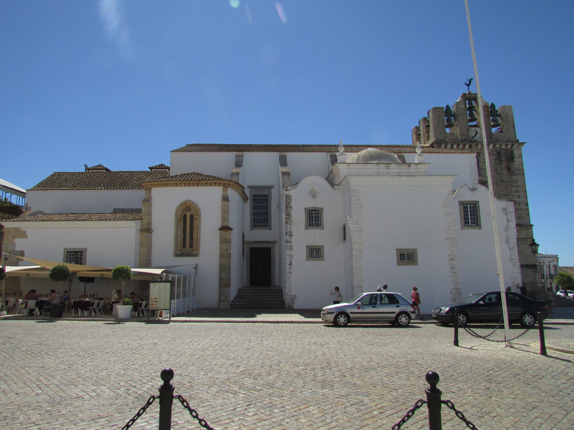La vieille ville de Faro, Vila Adentro, la Sé (cathédrale) et l'Arco da Vila, Algarve, Portugal