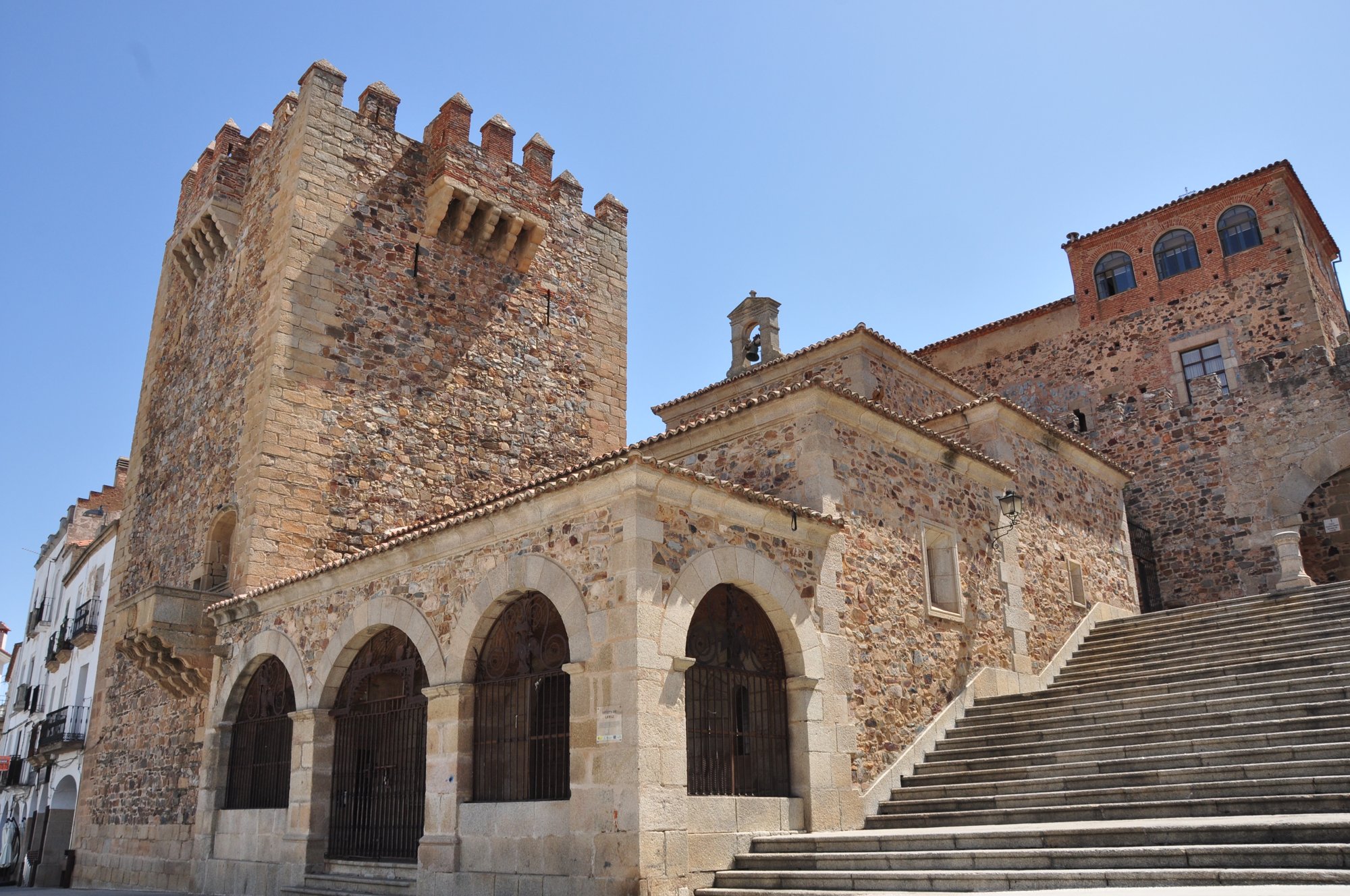 Torre de Bujaco et Arco de la Estrella vus depuis la Plaza Mayor de Cáceres, murailles médiévales en granit, Estrémadure, Espagne