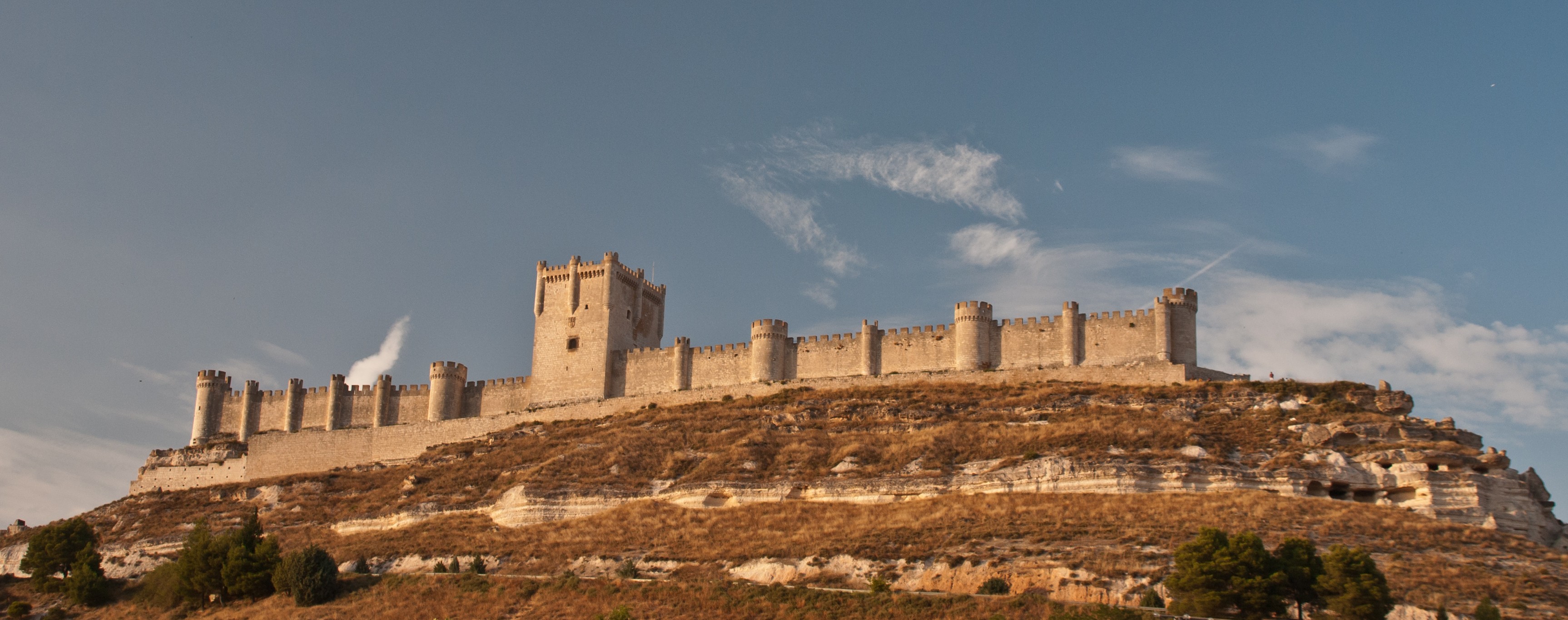 Castillo de Peñafiel (Castillo de Peñafiel), forteresse médiévale allongée en forme de navire sur son promontoire étroit, Valladolid, Espagne