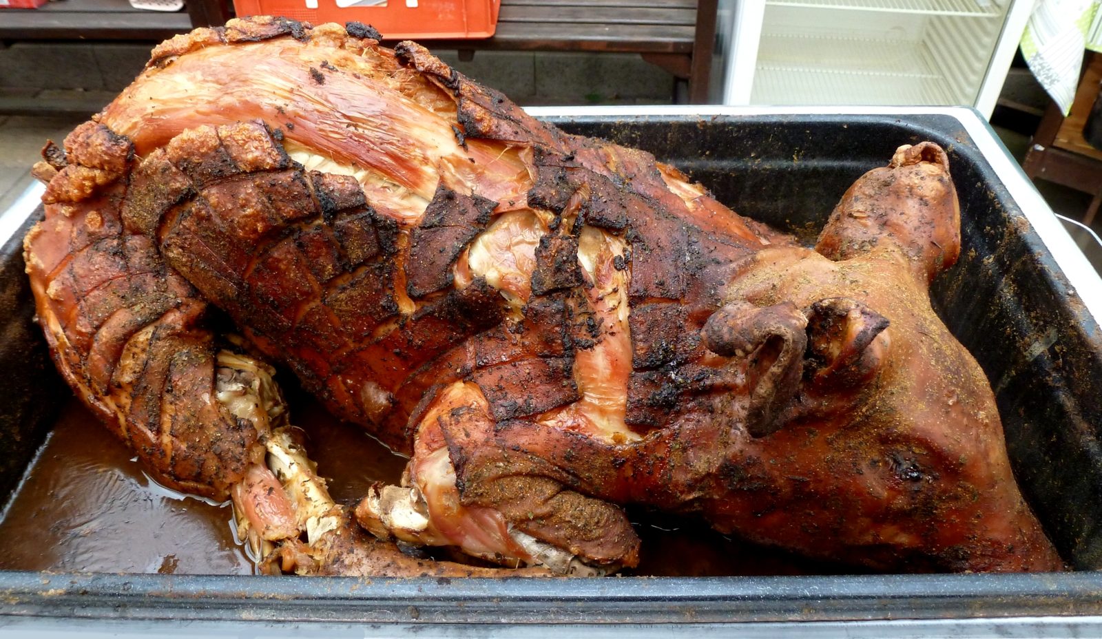 Leitão da Bairrada, cochon de lait rôti à la peau croustillante, plat traditionnel servi à Mealhada, Bairrada, Portugal