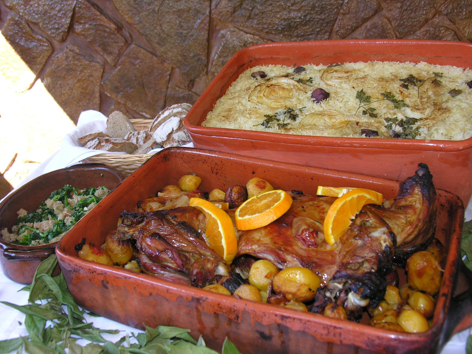 Cabrito assado, chevreau rôti au four à la peau dorée, plat traditionnel du Ribatejo, Tomar, Portugal