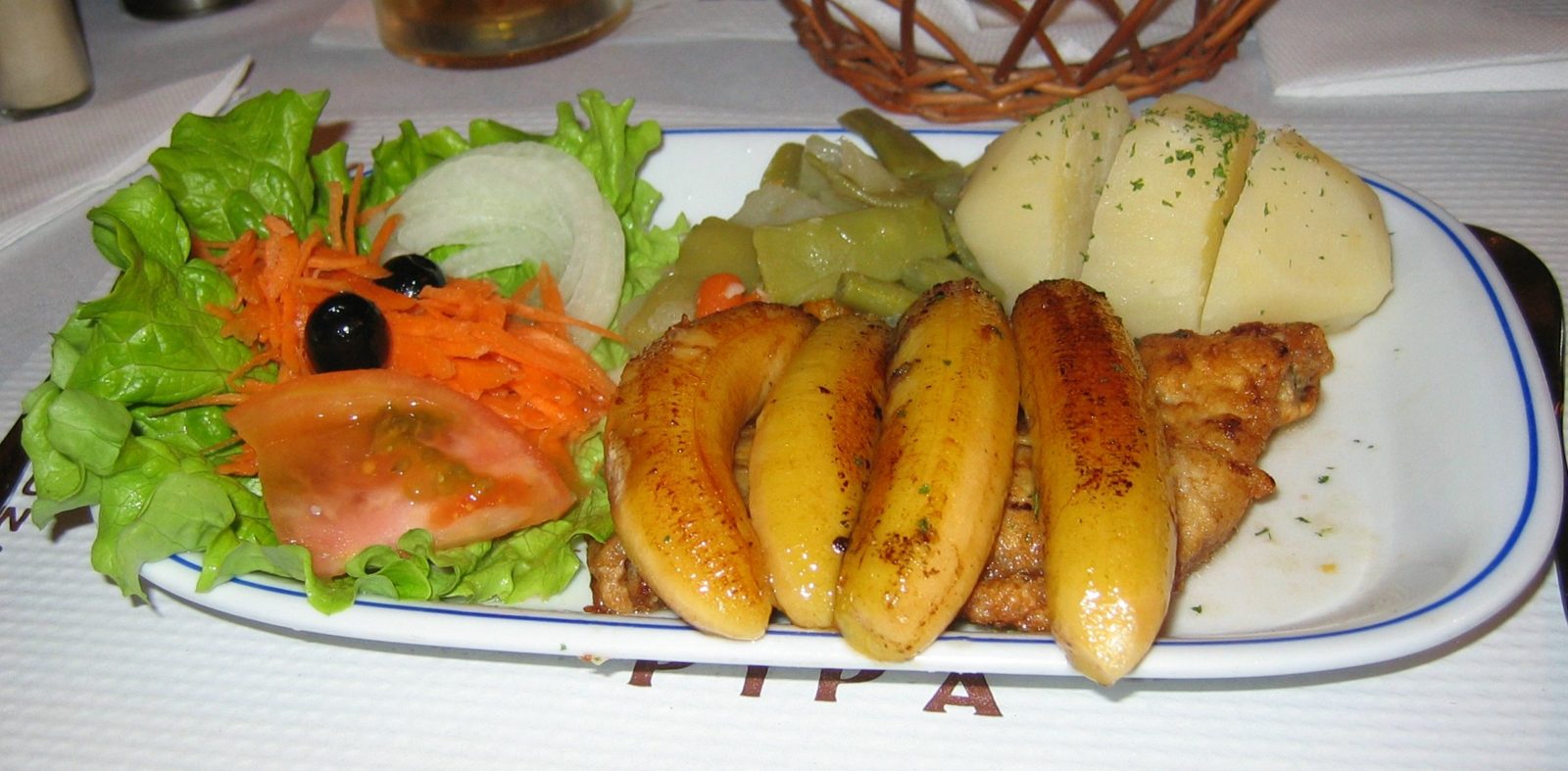 Espada com banana, filet de sabre noir doré à la poêle servi avec une banane de Madère, plat emblématique de Câmara de Lobos, Madère, Portugal