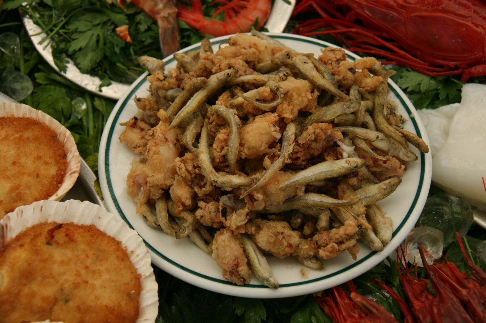 Pescaíto frito, assortiment de petits poissons frits andalous servis dans un cornet de papier, plat emblème de Cadix, Espagne