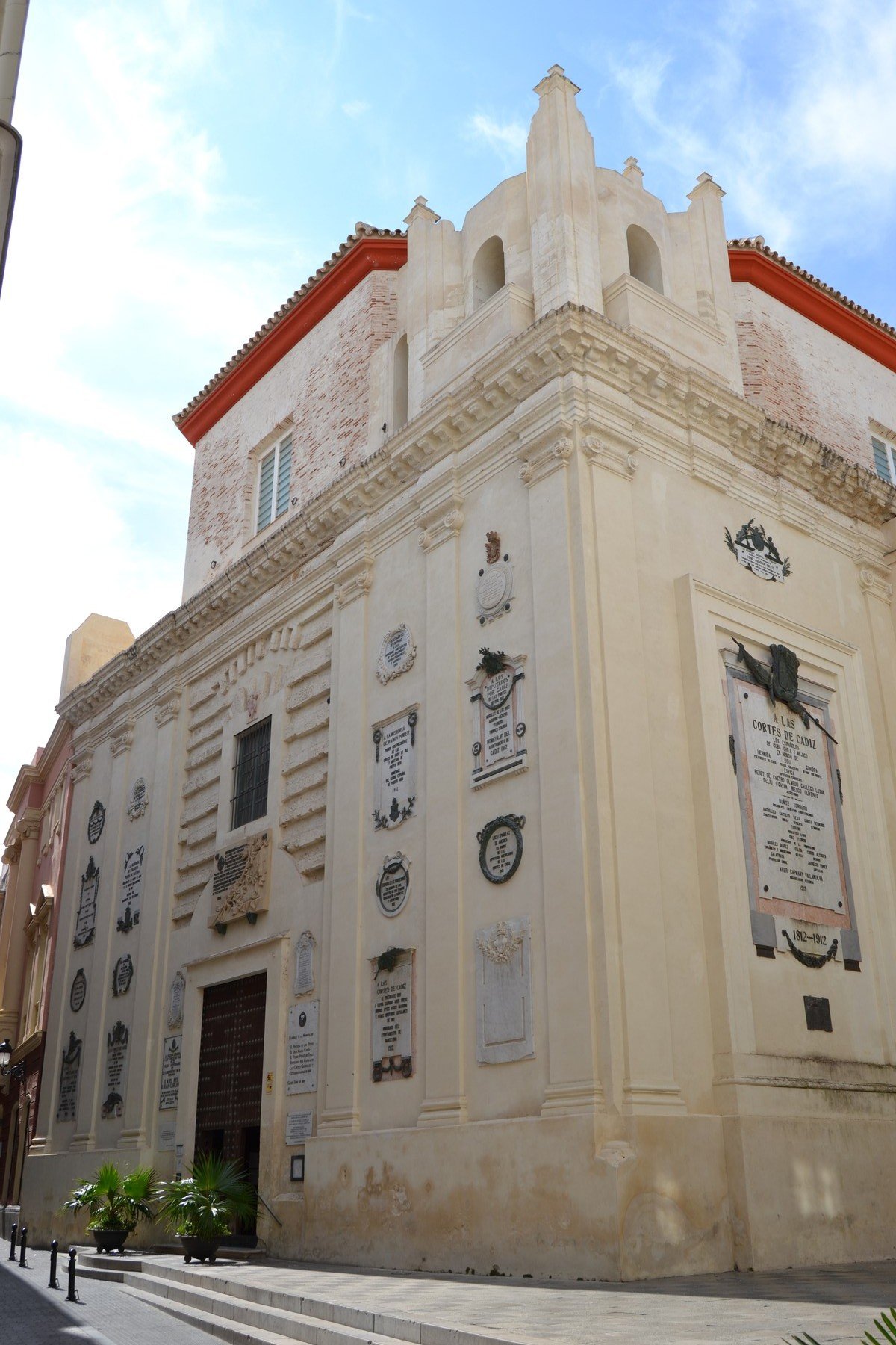 Façade de l'oratoire de San Felipe Neri à Cadix, où les Cortès rédigèrent la première Constitution espagnole en 1812