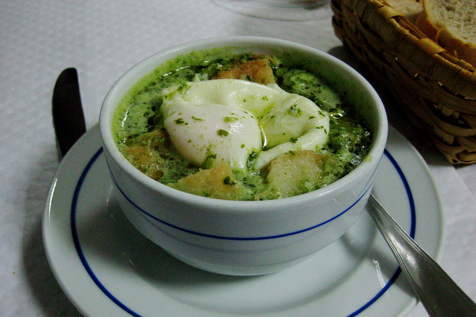 Sopa de cação / açorda alentejana, soupe de pain à l'ail et à la coriandre servie avec du pain alentejano, plat traditionnel de la région de Sines, Portugal