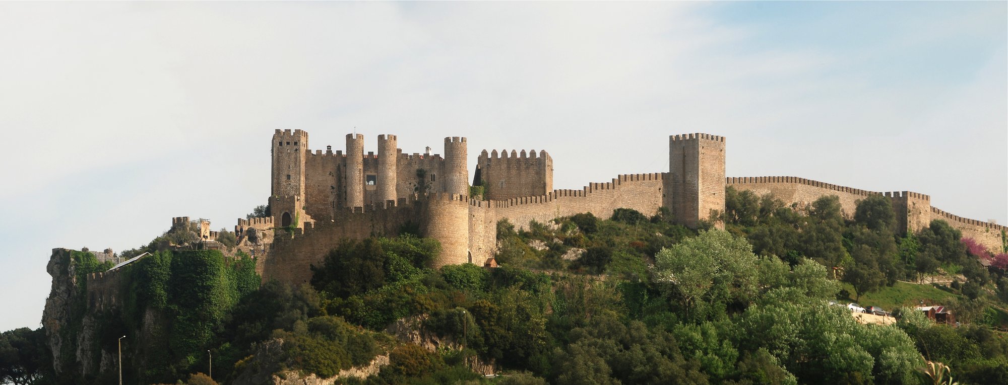 Óbidos, village fortifié médiéval et château (Castelo de Óbidos), murailles crénelées et maisons blanches, Estremadura, Portugal