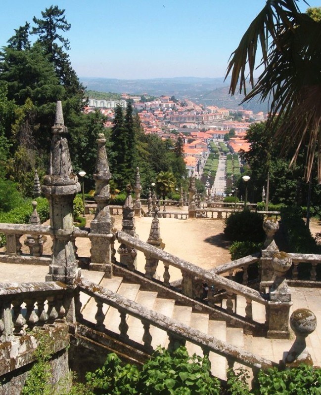 Escadório monumental do Santuário de Nossa Senhora dos Remédios, Lamego, Portugal, escadaria barroca em ziguezague com azulejos e o Pátio dos Reis