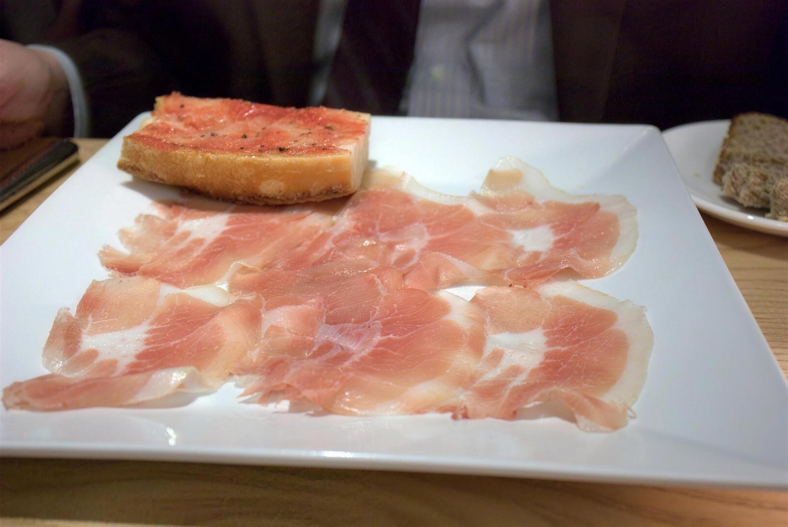 Assiette de presunto tranché fin et pain, charcuterie régionale du nord du Portugal, comme à Lamego