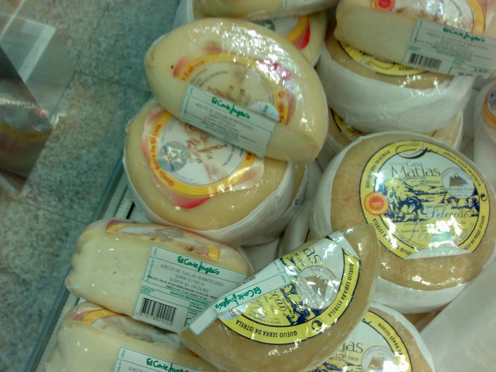 Queijo da Serra da Estrela DOP (fromage de brebis crémeux ouvert par le dessus) et pain de seigle sur une table de tasca en bois, Serra da Estrela, Portugal