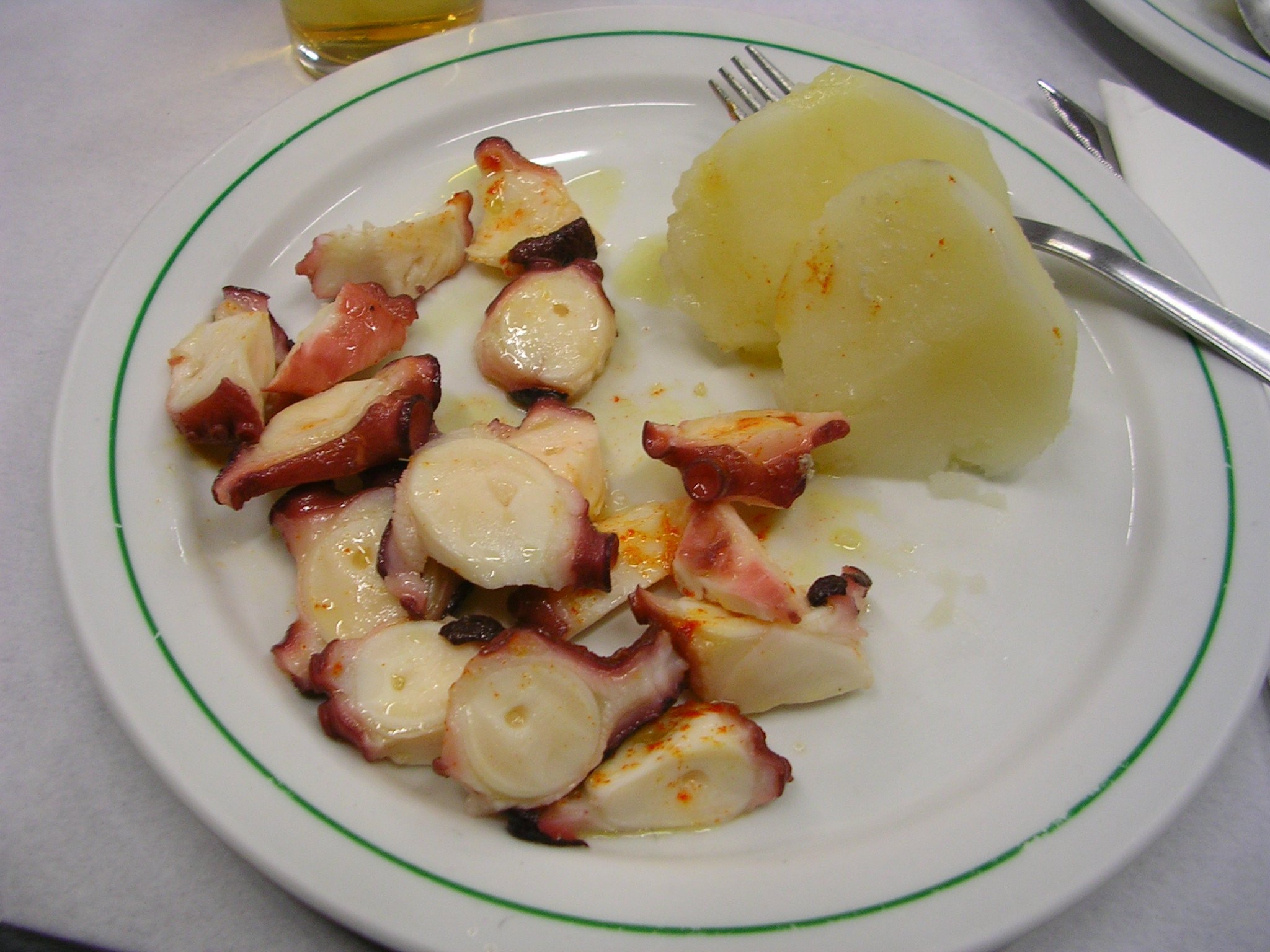 Pulpo á feira, poulpe galicien au paprika servi sur planche de bois, Galice, Espagne