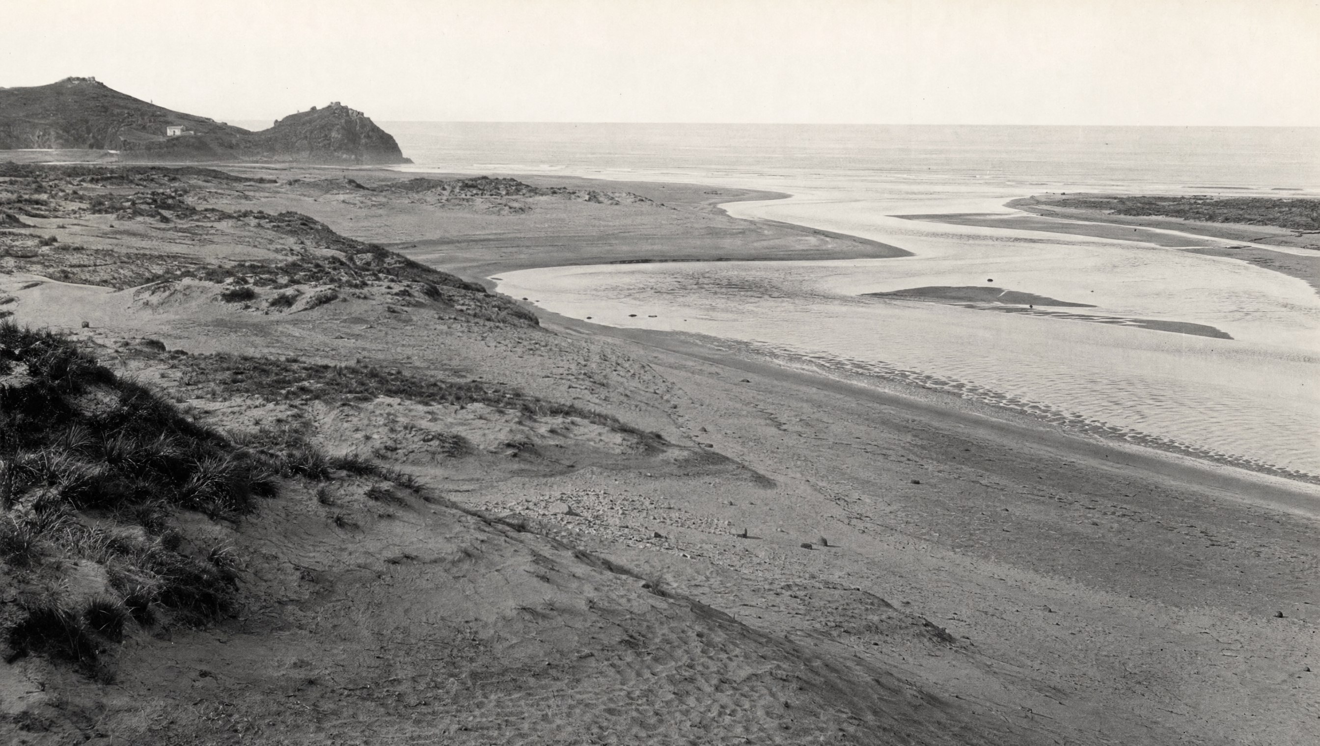 Vue ancienne des dunes et des sables de la rive droite de l’Urumea à Saint-Sébastien à la fin du XIXe siècle, avant la construction du quartier Gros, lumière d’hiver, estuaire et mer au fond