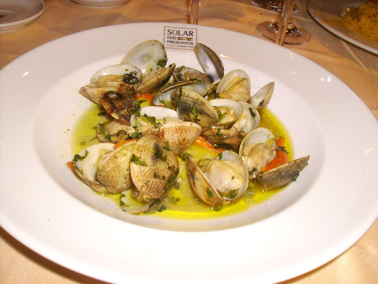 Amêijoas à Bulhão Pato, palourdes dans un bouillon d'ail, huile d'olive, vin blanc et coriandre, une table à Sintra, Portugal