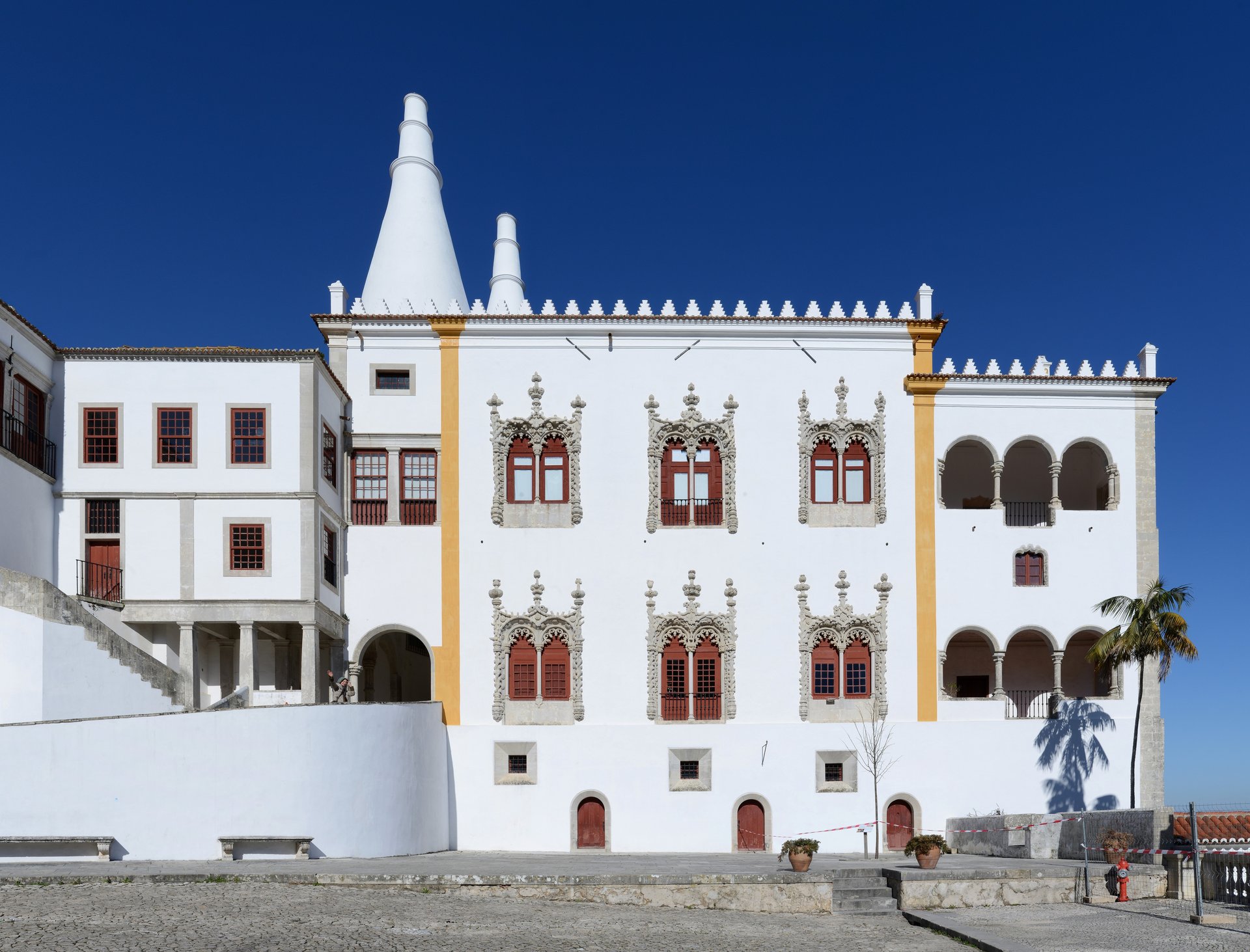 Palácio Nacional de Sintra (Palais national de Sintra), ses deux grandes cheminées coniques blanches dominant les toits, Portugal