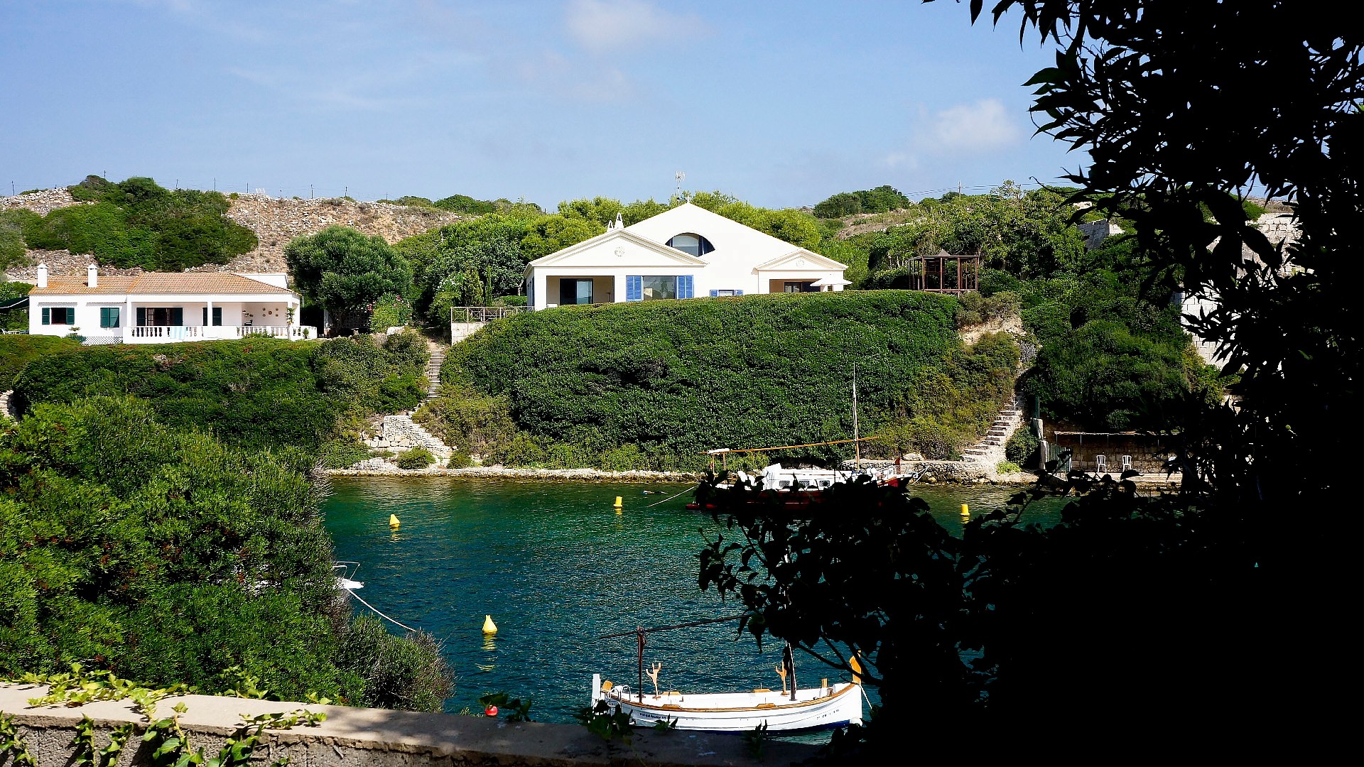 La crique de Cala de Sant Esteve à Es Castell, Minorque, à l'entrée du port de Maó, où le Fort Marlborough britannique gardait la rade, avec une barque traditionnelle menorquine