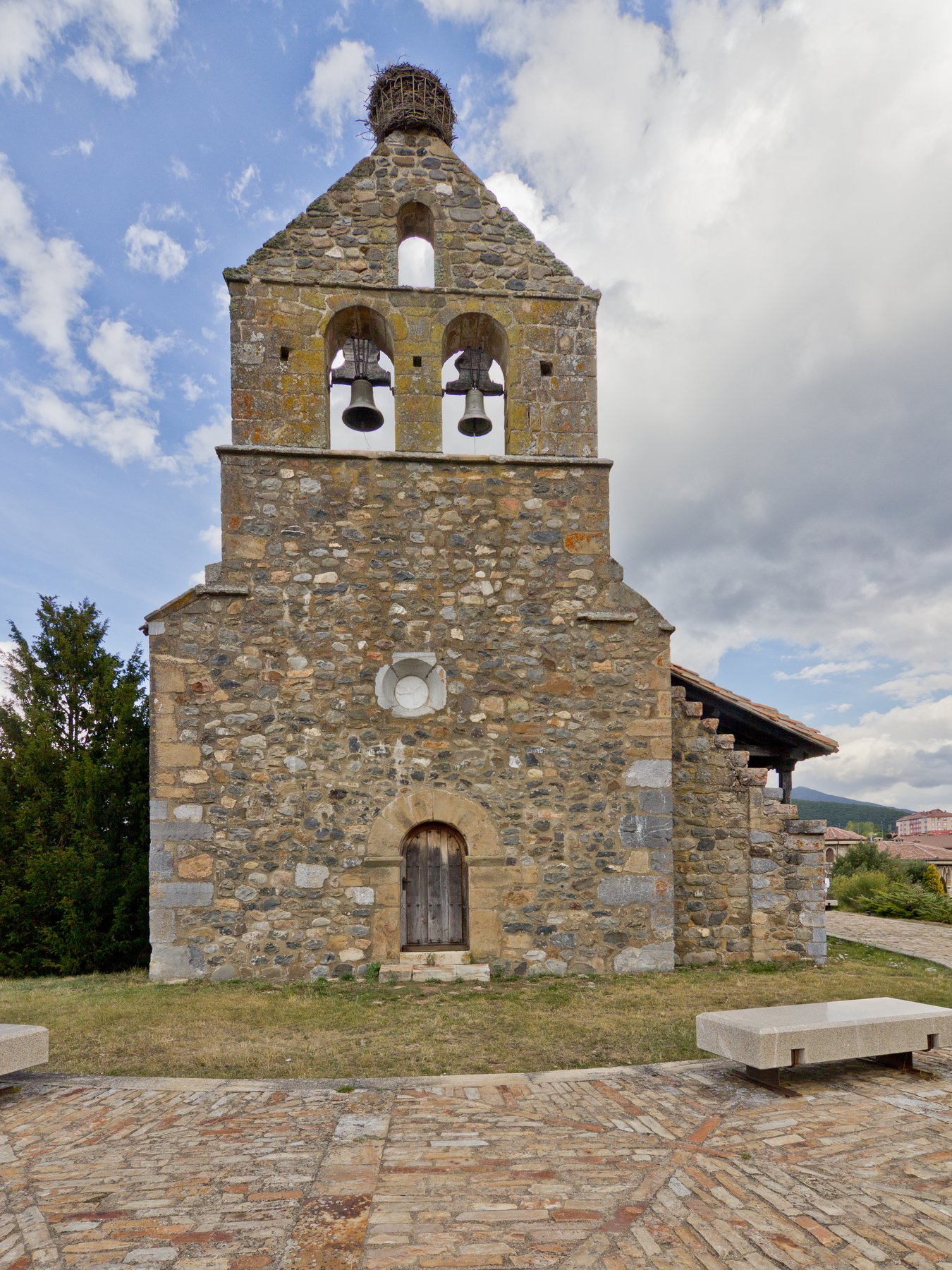 Iglesia de Nuestra Señora del Rosario (iglesia de La Puerta), Riaño, León, Espagne, église romane remontée pierre par pierre face au viaduc du barrage