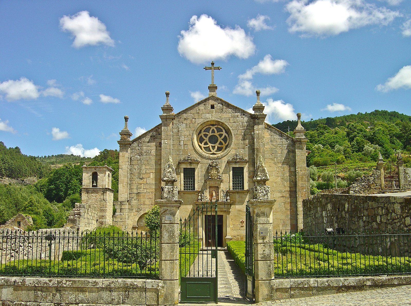 Mosteiro de São João de Tarouca (Monastère de São João de Tarouca), église et ruines monastiques, Tarouca, vallée du Varosa, Portugal