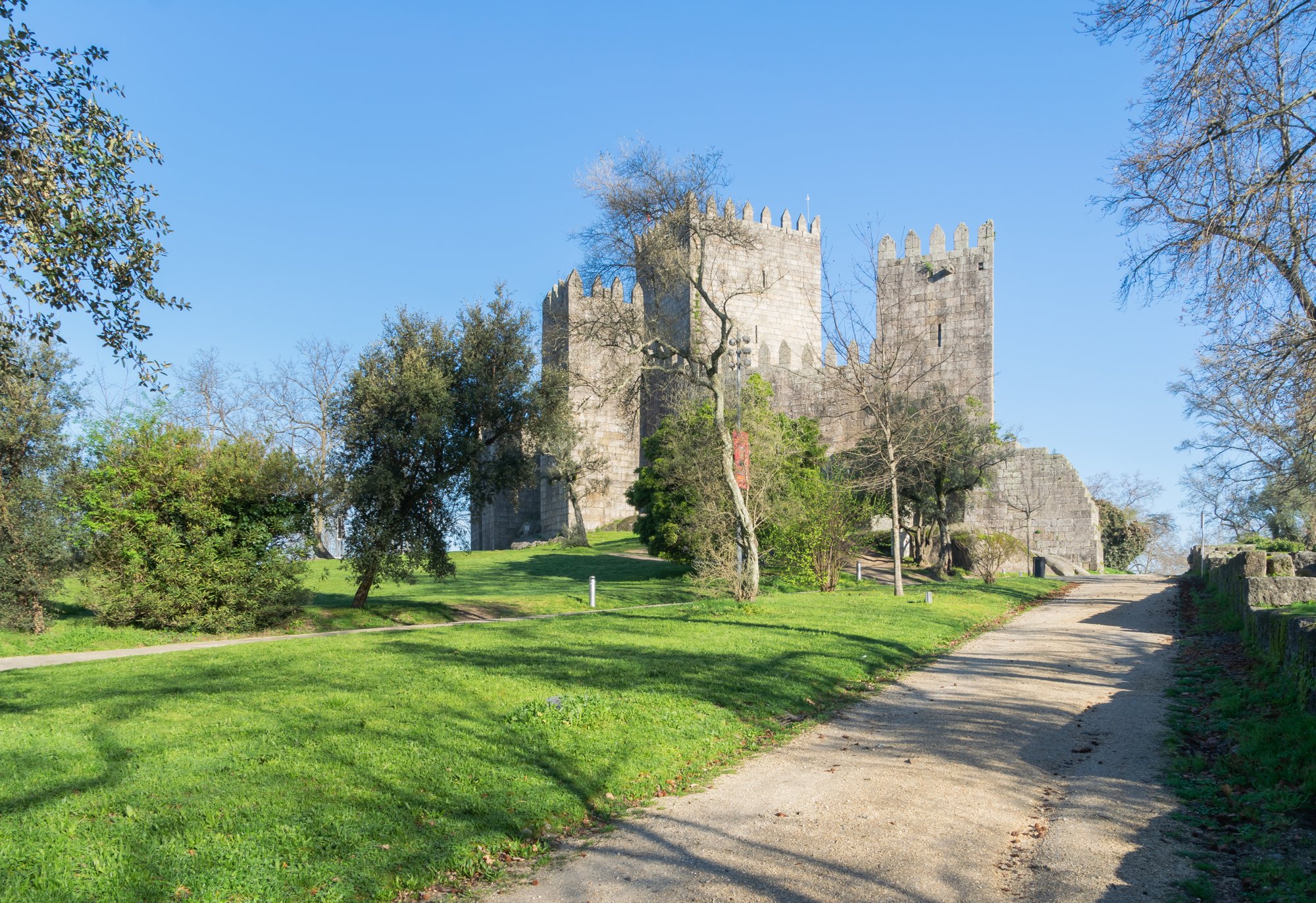 Castelo de Guimarães (Guimarães Castle), forteresse médiévale en granit et son donjon crénelé sur la colline, Guimarães, Minho, Portugal