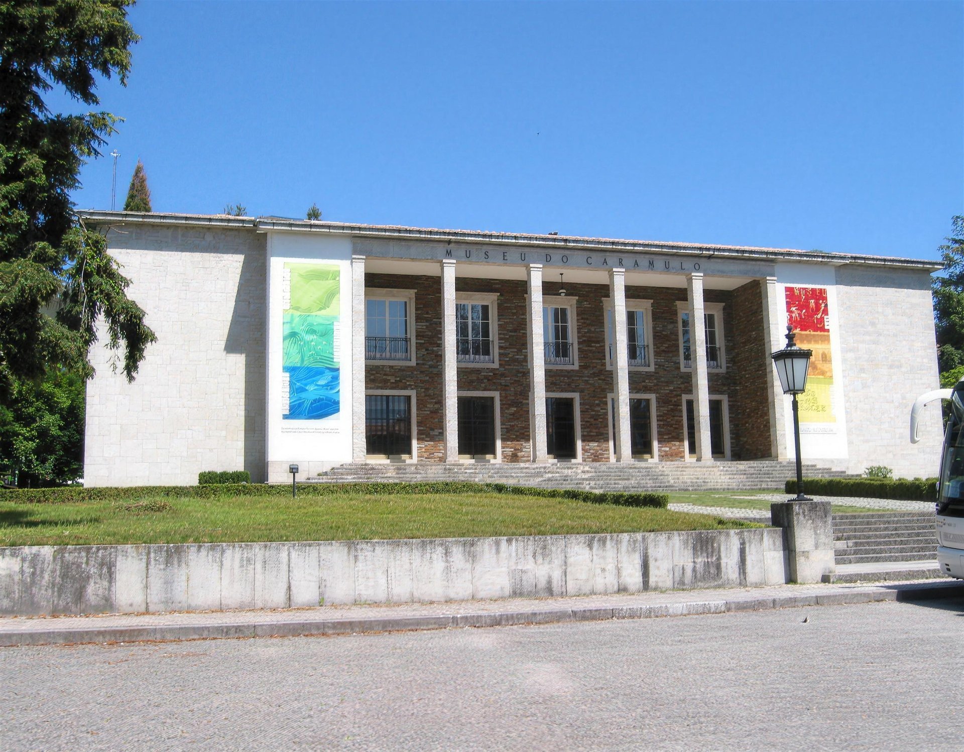 Museu do Caramulo (Fundação Abel e João de Lacerda), Tondela, Portugal — façade et bâtiment du musée
