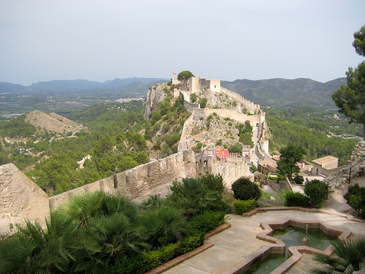 Château de Xàtiva (Castell de Xàtiva), la double forteresse médiévale sur la crête calcaire de la Serra Vernissa dominant la ville, Valence, Espagne