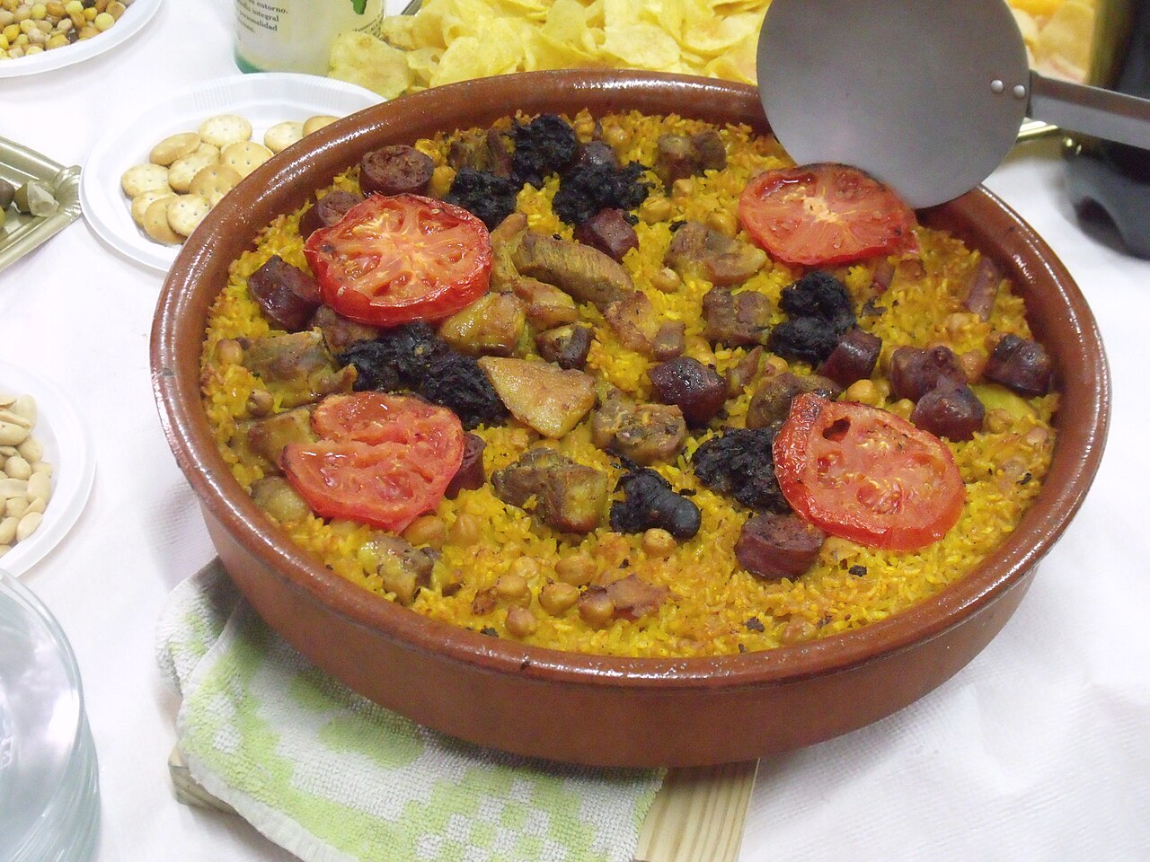 Arròs al forn, le riz au four valencien cuit en cassole de terre cuite, plat traditionnel de Xàtiva et de La Costera, Espagne