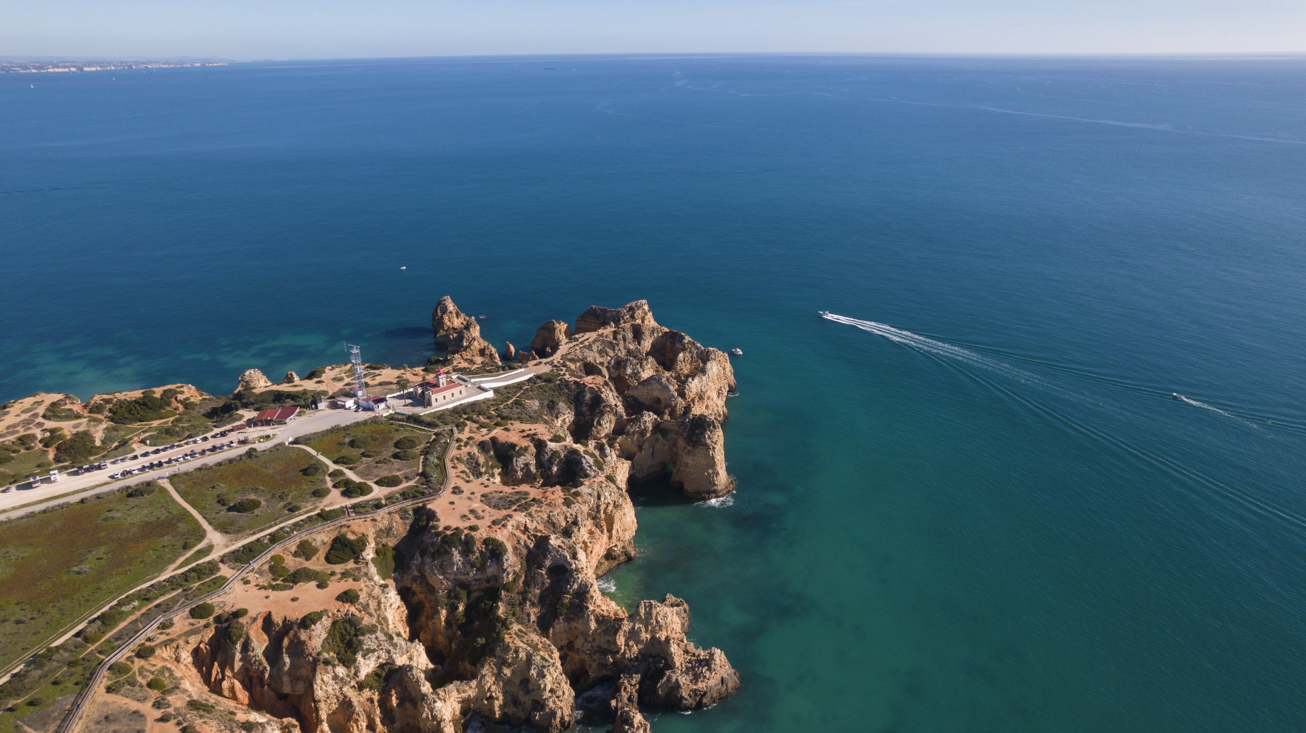 Ponta da Piedade, Lagos, Algarve, Portugal, falaises calcaires dorées et grottes marines au-dessus d'une mer turquoise