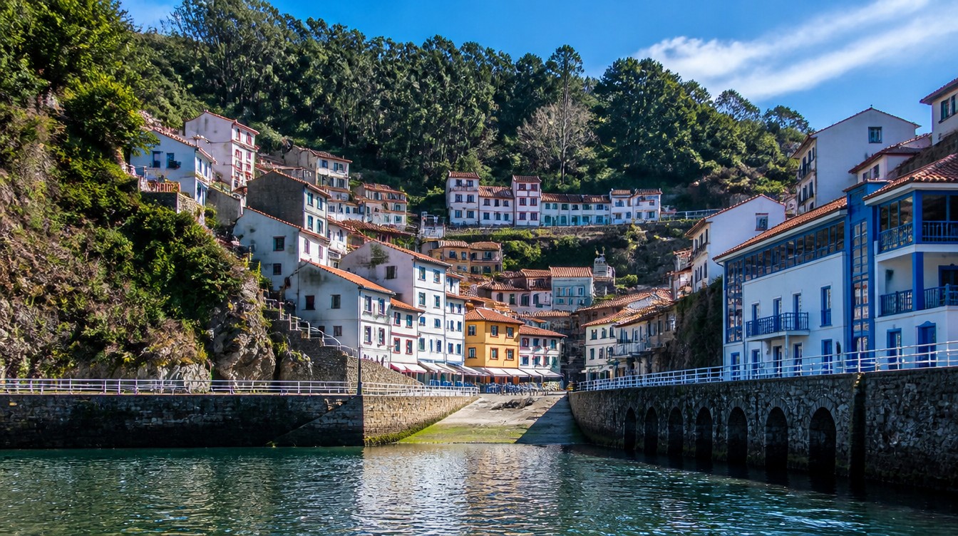Cudillero (Asturies, Espagne), village de pêcheurs en amphithéâtre, maisons colorées étagées autour du port et de la place de la Marina