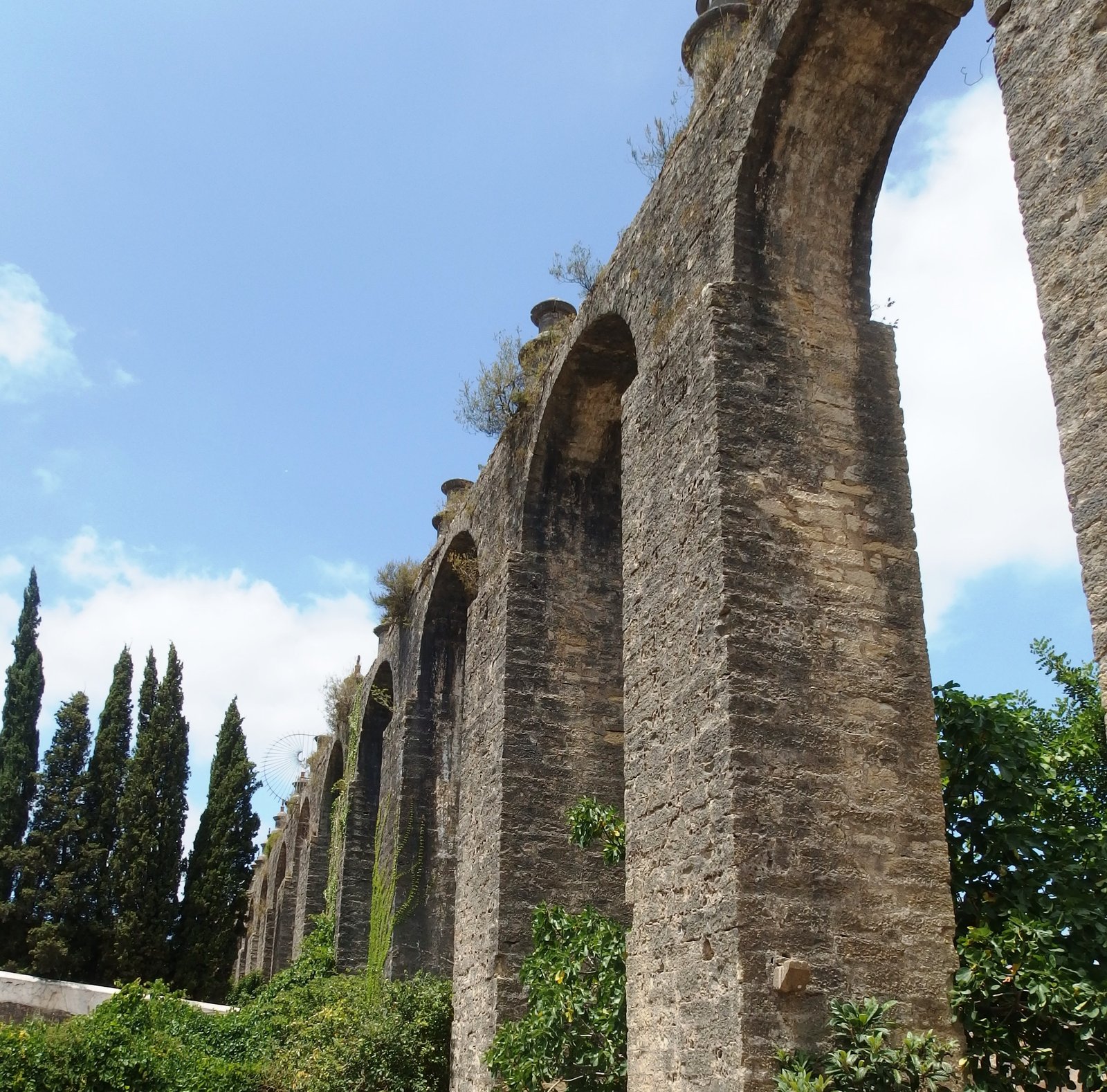Les arches brisées en ogive de l'Aqueduto dos Pegões au-dessus de la vallée, près de Tomar