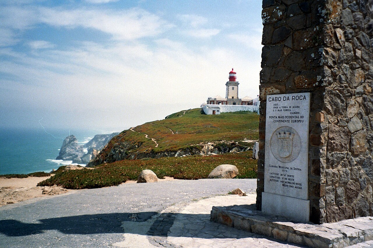 Cabo da Roca (Cape Roca), Sintra, Portugal: phare et monument avec la croix de pierre au bord de la falaise, point le plus occidental de l'Europe continentale