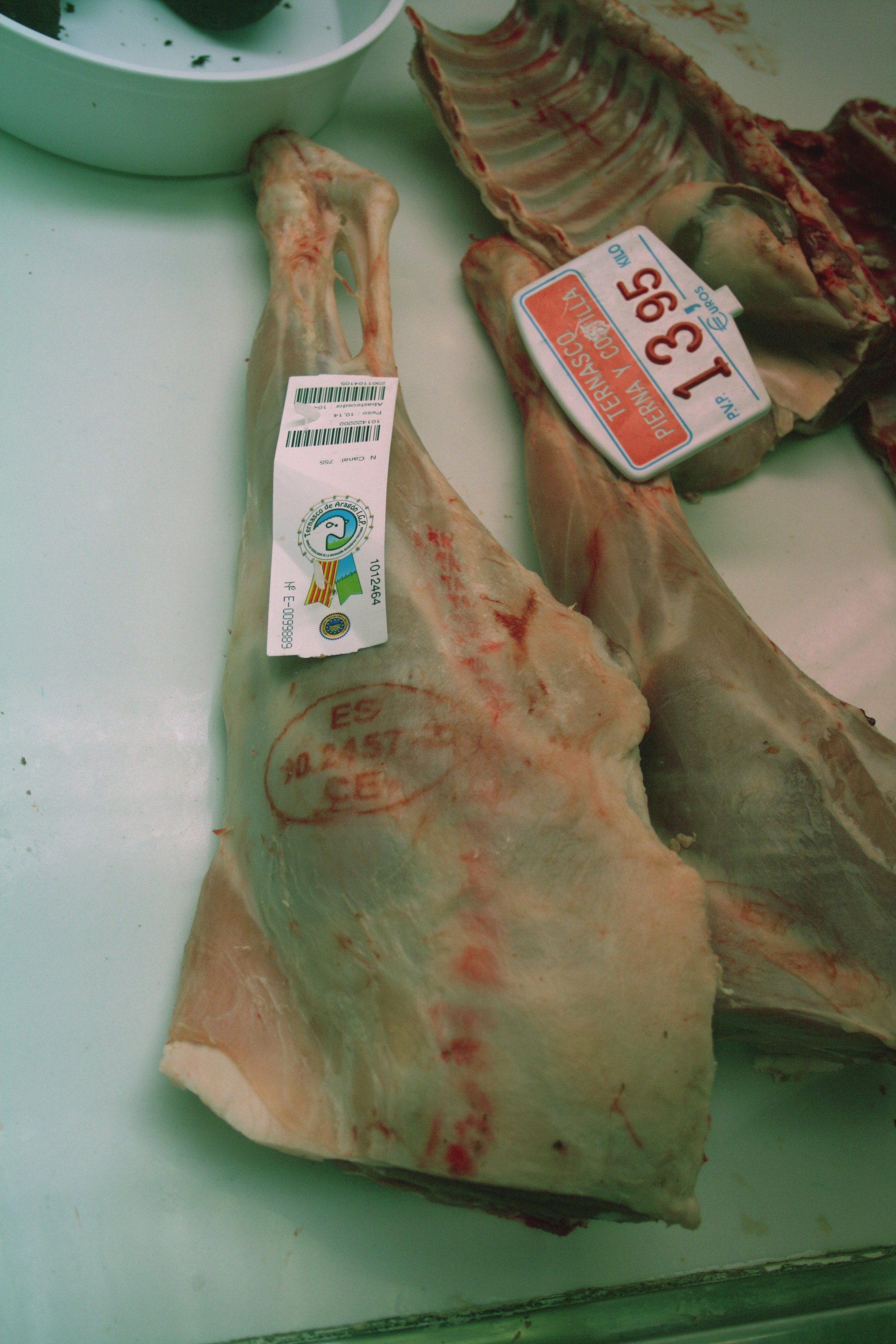 Ternasco de Aragón, agneau rôti de la région de Saragosse servi sur une table rustique, plat traditionnel espagnol