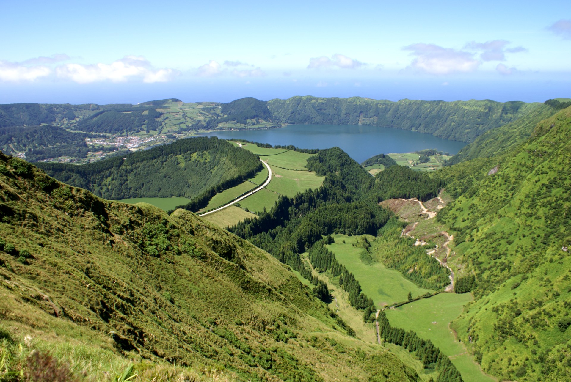 Lagoa das Sete Cidades, São Miguel, Açores, Portugal, vue de la caldeira avec le lac vert et le lac bleu séparés par un pont, depuis le belvédère