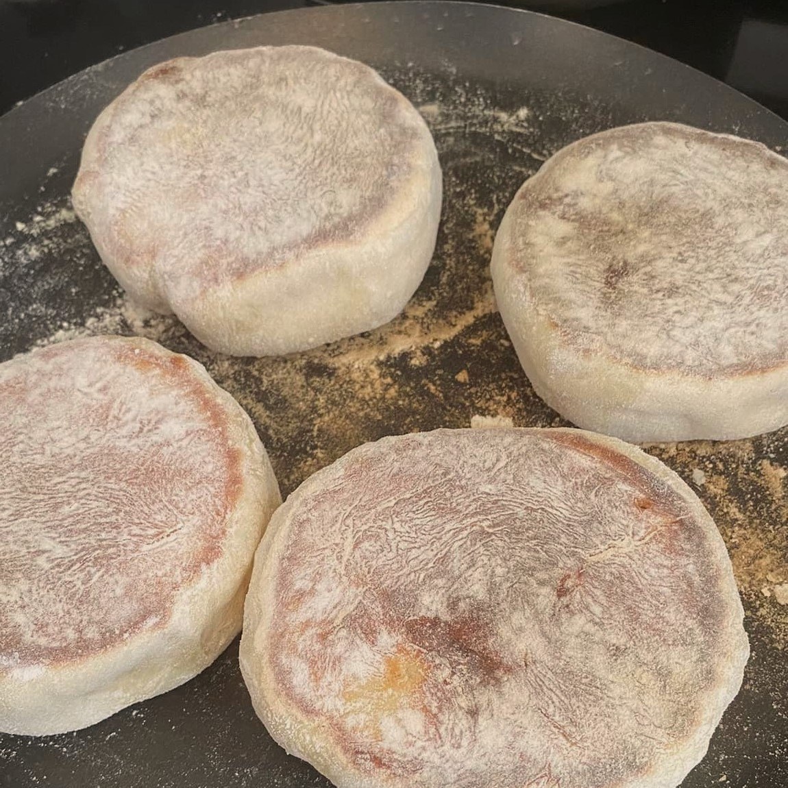 Bolo lêvedo, le pain doux et moelleux de São Miguel, spécialité açorienne servie tiède
