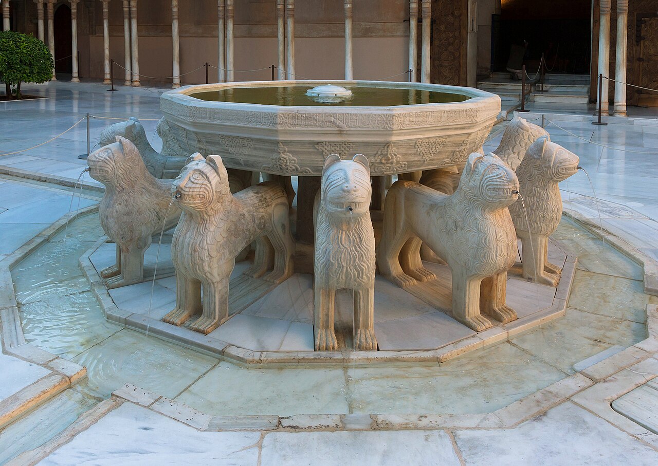 Palais de l'Alhambra de Grenade, Cour des Lions (Patio de los Leones), colonnes de marbre blanc et fontaine centrale, Espagne