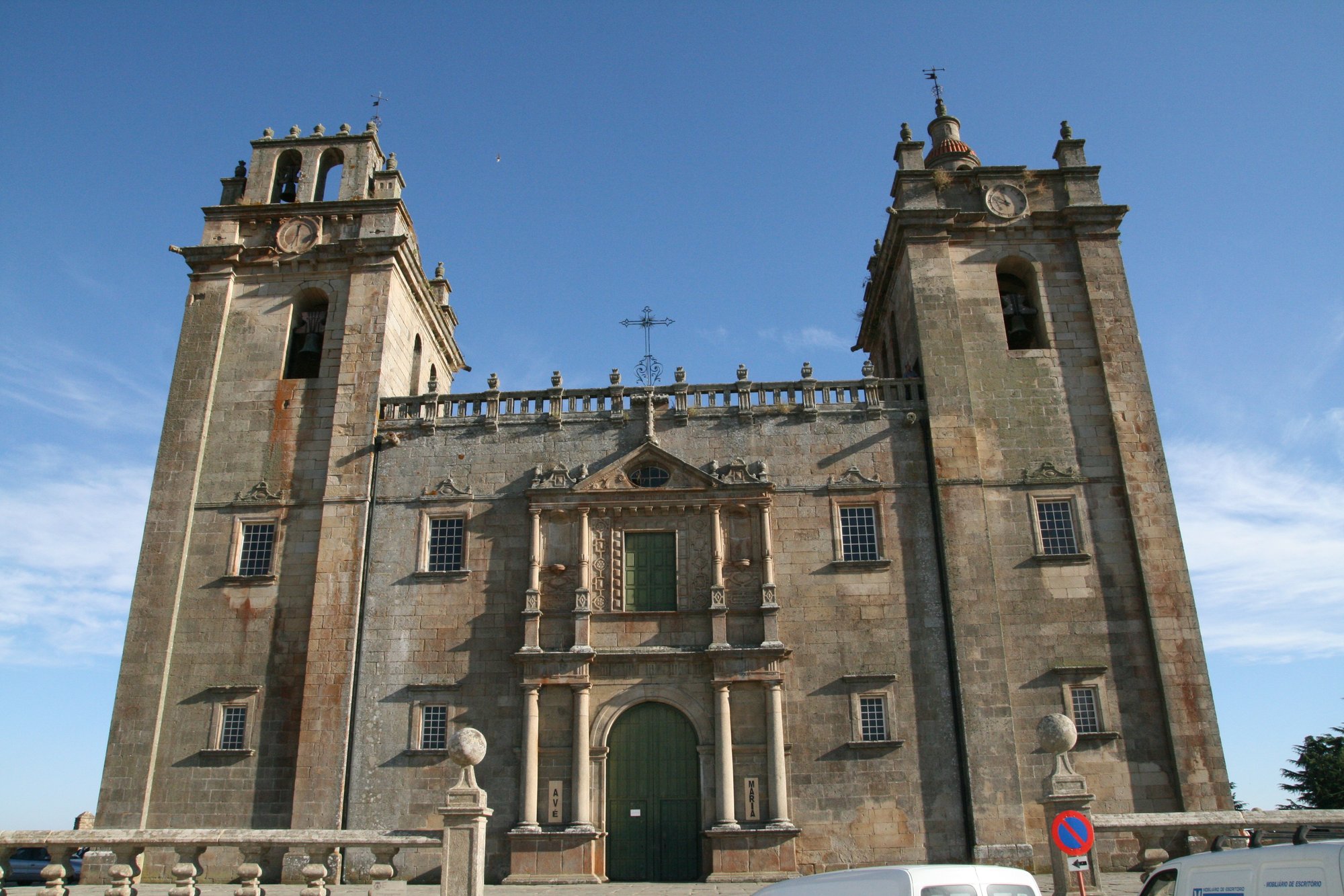 Concatedral de Miranda do Douro (Sé de Miranda), façade Renaissance à deux tours en granit, perchée au bord du canyon du Douro, Portugal