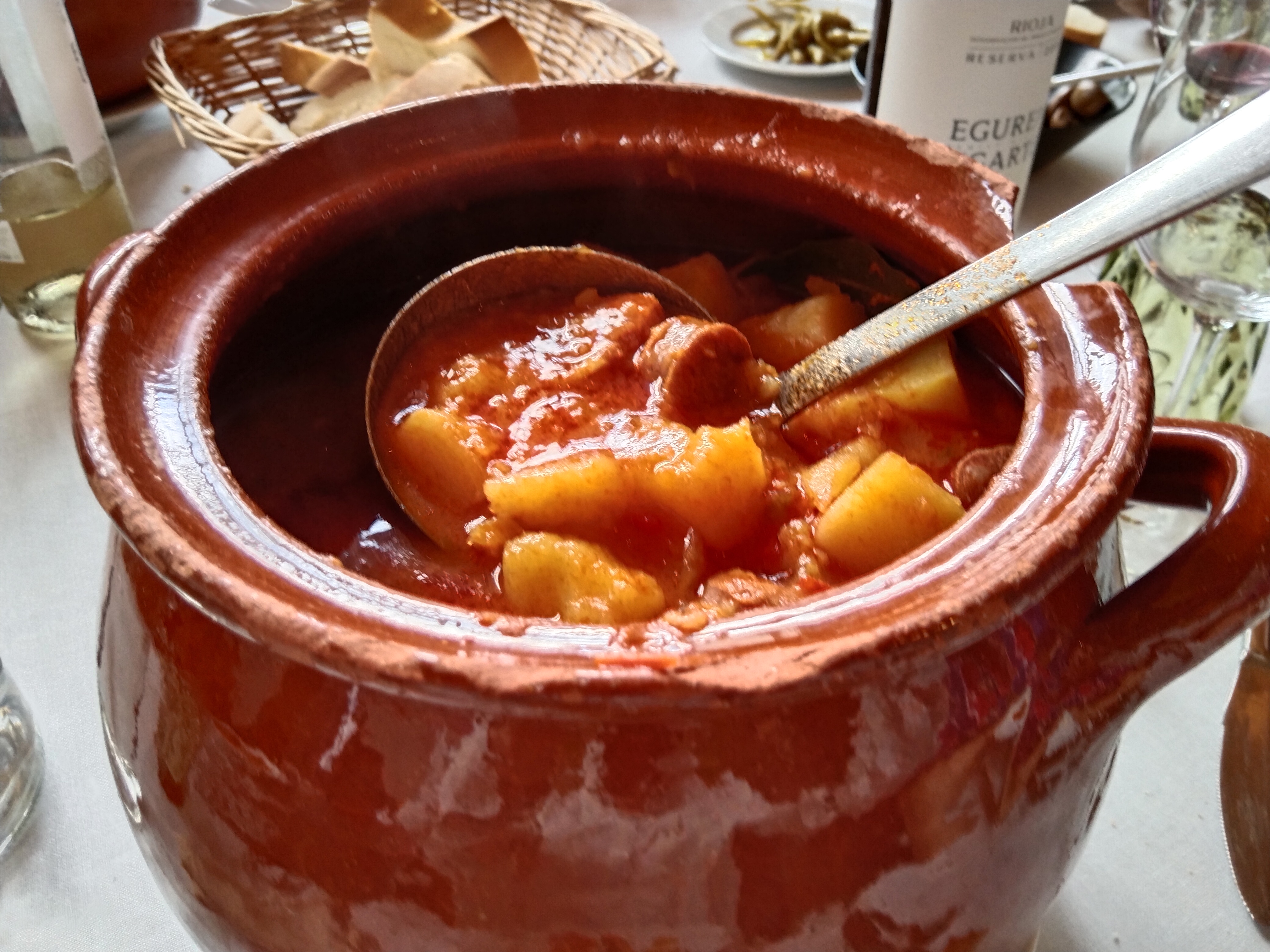 Patatas a la riojana, ragoût de pommes de terre au chorizo et pimiento choricero de La Rioja, plat rustique