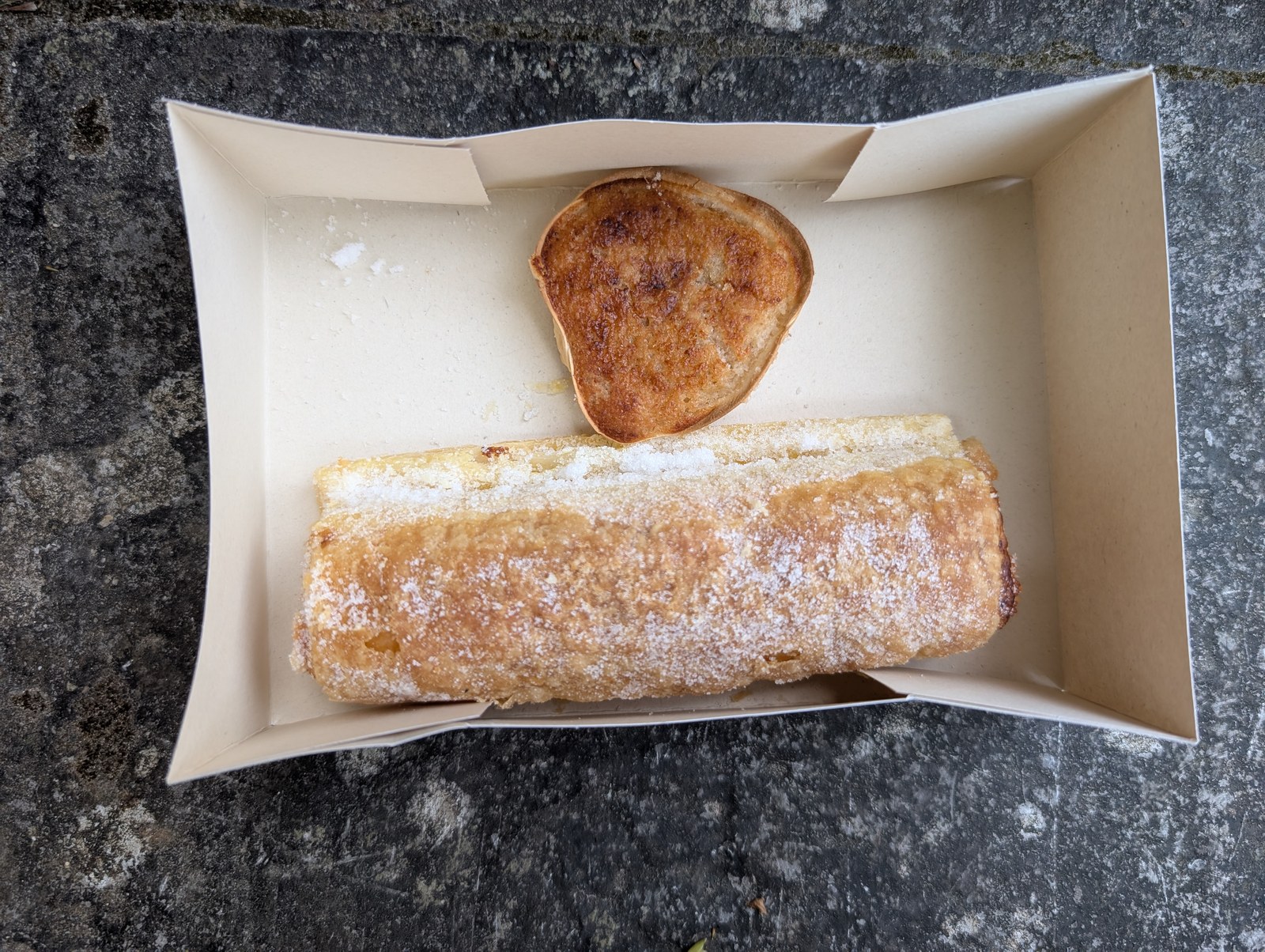 Travesseiro et queijada de Sintra dans une boîte en carton, pâtisseries traditionnelles de la Casa Piriquita