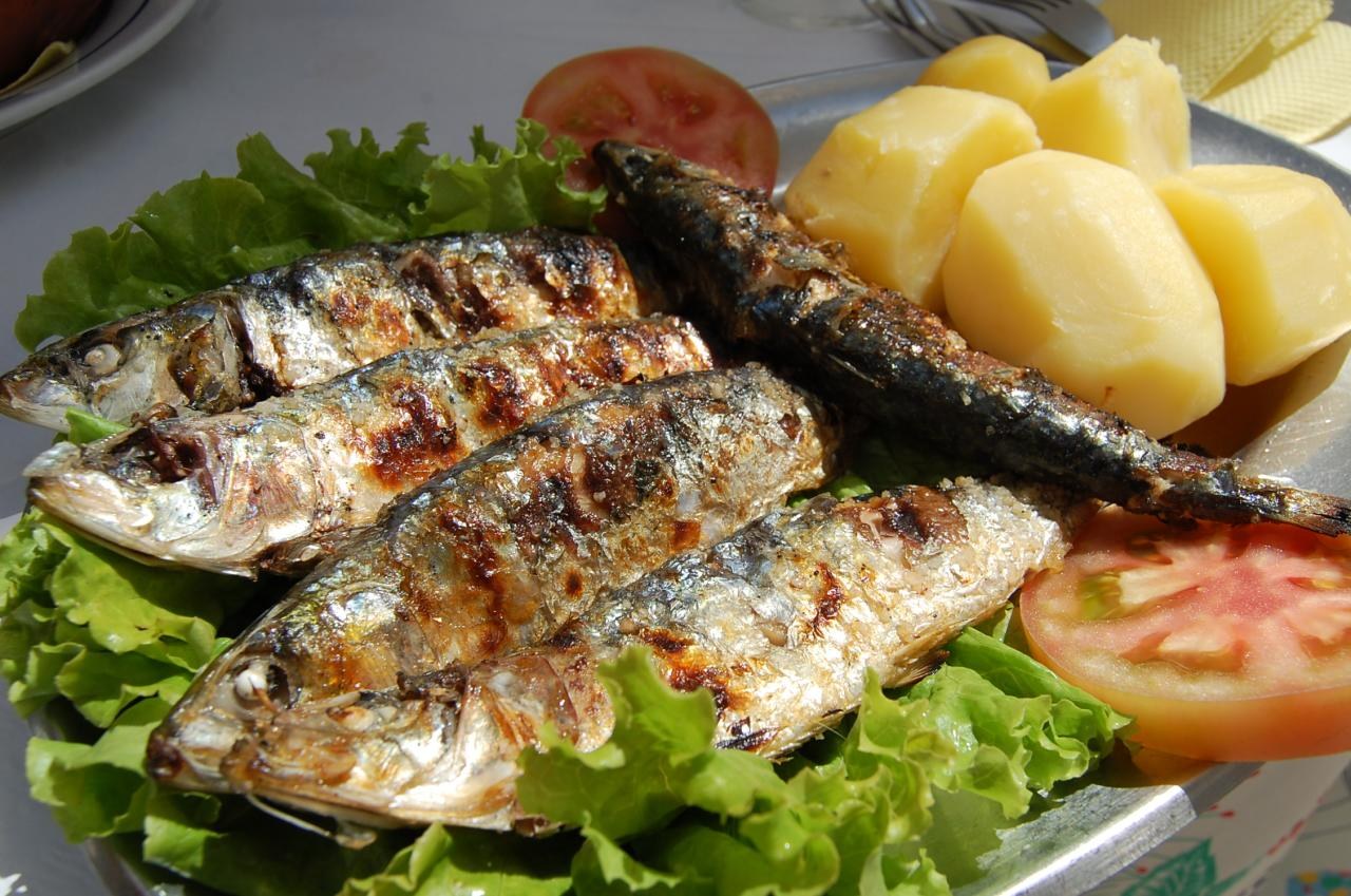 Sardinhas assadas, sardines grillées servies avec pommes de terre, laitue et tomate, Portugal