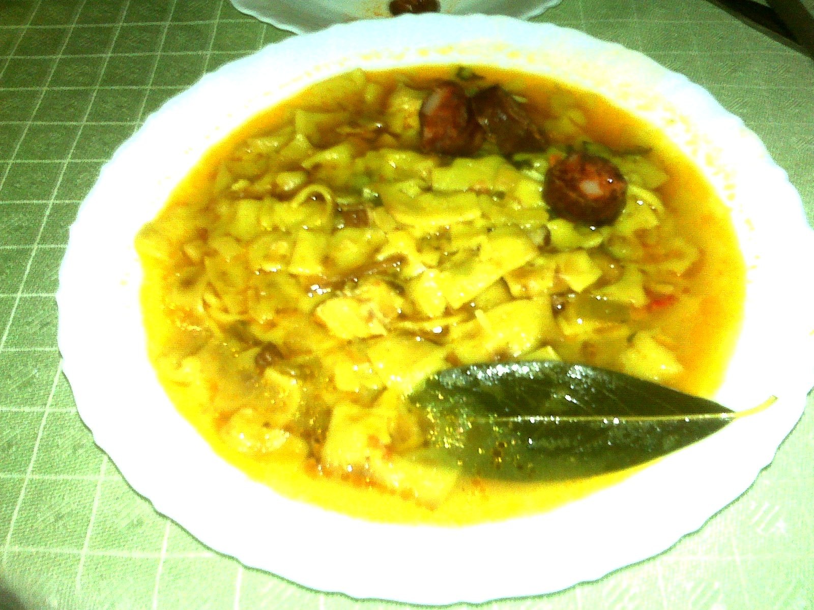 Andrajos de Úbeda, plat traditionnel de la province de Jaén, soupe épaisse à la tomate avec lambeaux de galette de farine, servi dans une terrine rustique