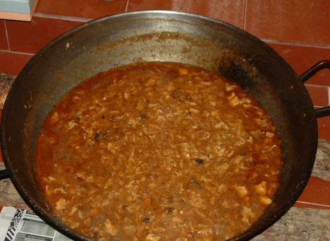 Gazpachos manchegos, ragoût brun de gibier et de galette de pain mijoté dans une gazpachera, plat traditionnel de Castille-La Manche