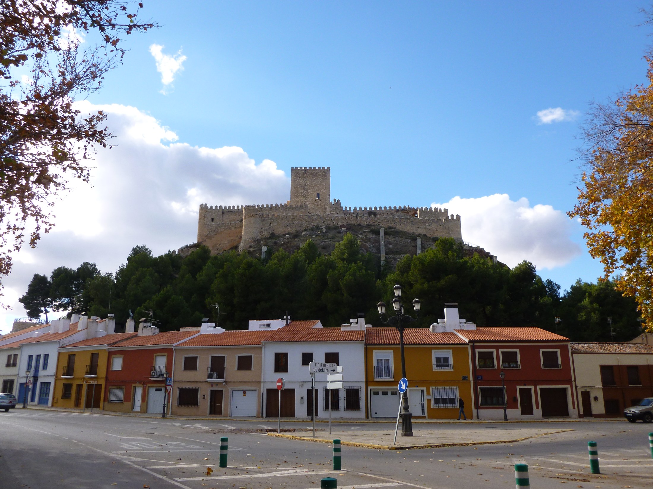 Castillo de Almansa (château d'Almansa), forteresse sur son éperon rocheux dominant la ville, province d'Albacete, Castille-La Manche, Espagne