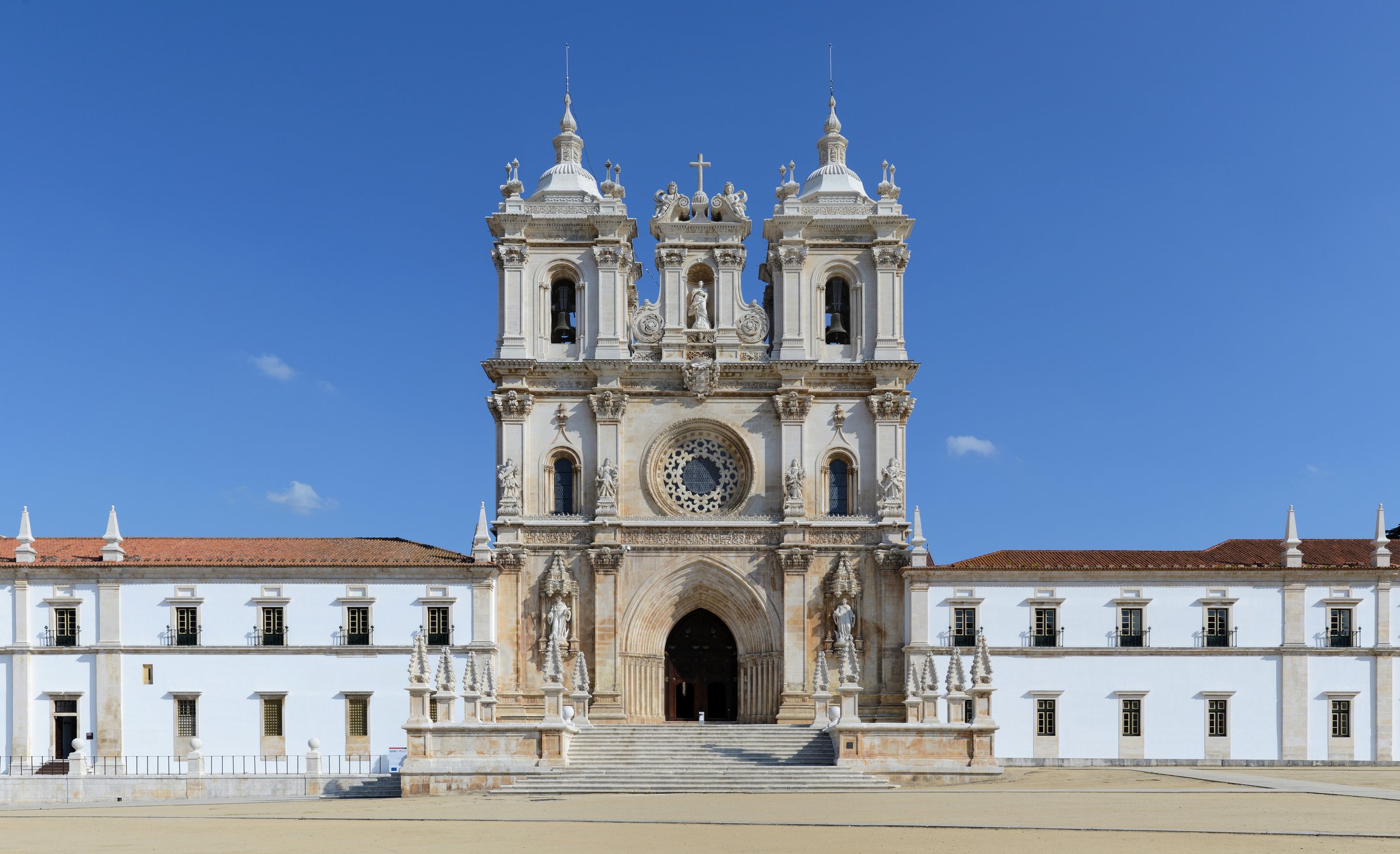 Mosteiro de Alcobaça (Monastère d'Alcobaça), façade baroque et médiévale en pierre claire, Portugal, patrimoine mondial UNESCO