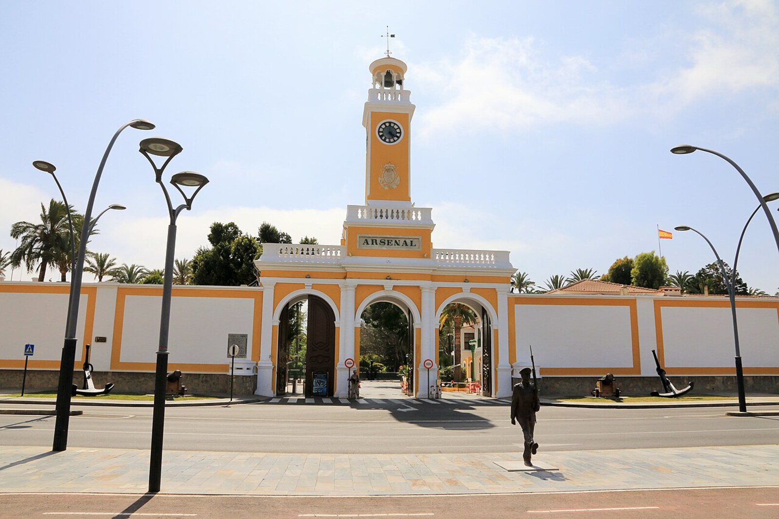 Puerta del Arsenal de Cartagena (Arsenal Militar de Cartagena), portail monumental baroque du XVIIIe siècle en pierre, colonnes et fronton sculpté, Murcia, Espagne