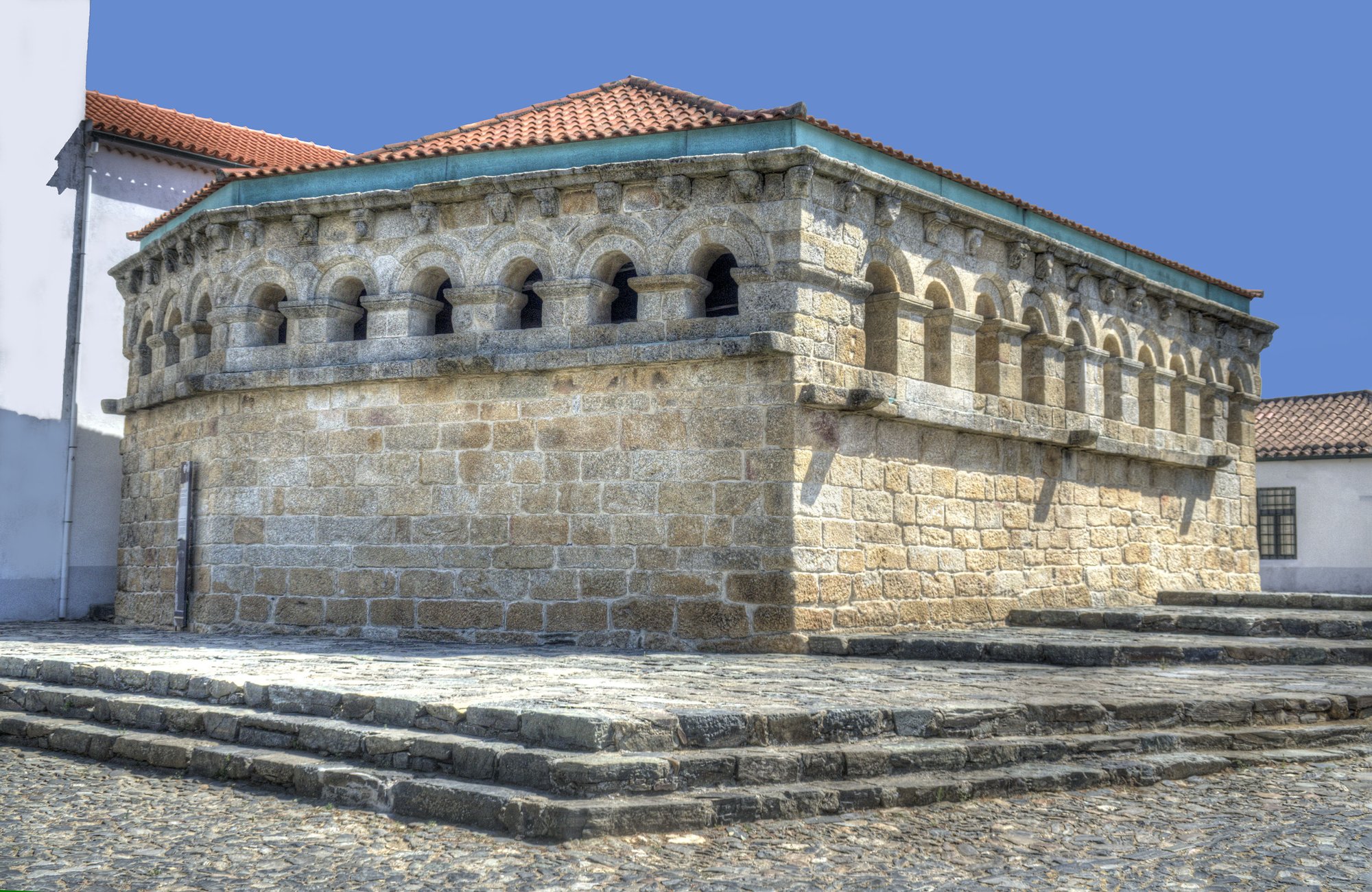Domus Municipalis de Bragança (Portugal), bâtiment roman pentagonal en granit dans la cidadela, façade et galerie de fenêtres