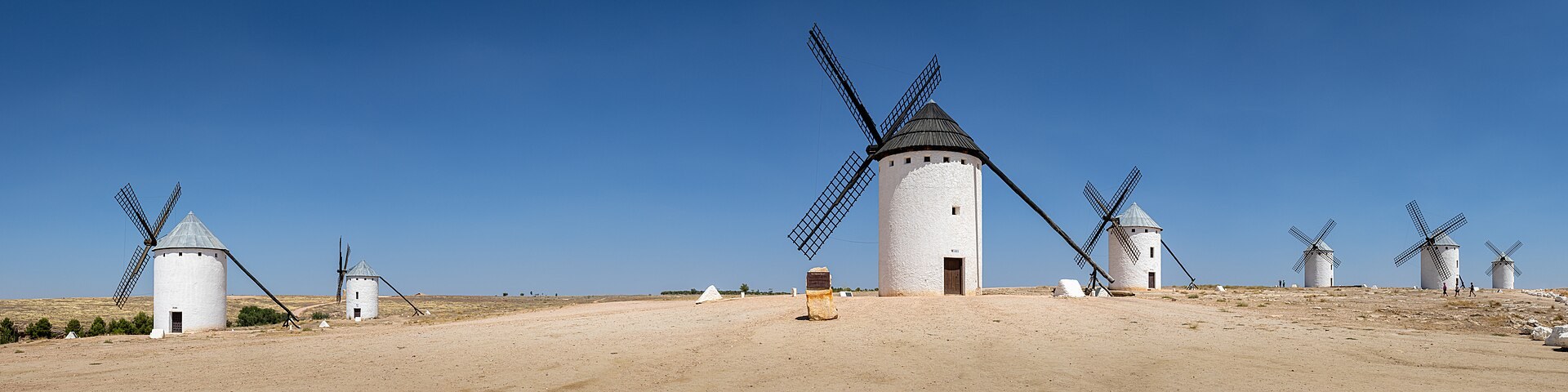 Molinos de viento de Campo de Criptana, Sierra de los Molinos, Ciudad Real, Espagne, rangée de moulins à vent blancs sur une crête