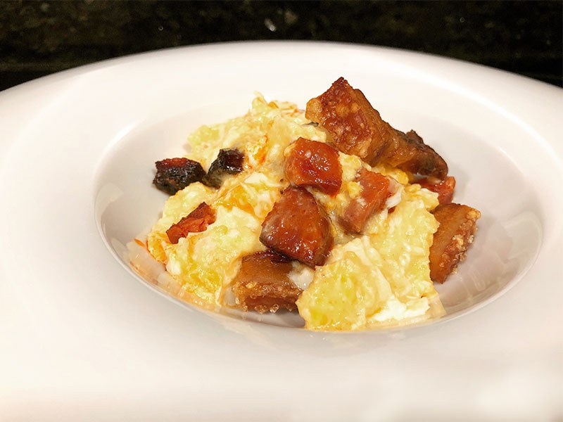 Duelos y quebrantos, oeufs brouillés au chorizo et au lard servis en cazuela, plat traditionnel de la Manche cité par Cervantès