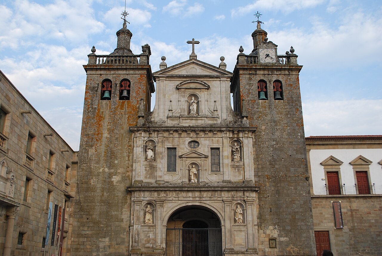 Sé Catedral de Viseu (cathédrale de Viseu), façade et tours en granit, vieille ville de Viseu, Beira Alta, Portugal